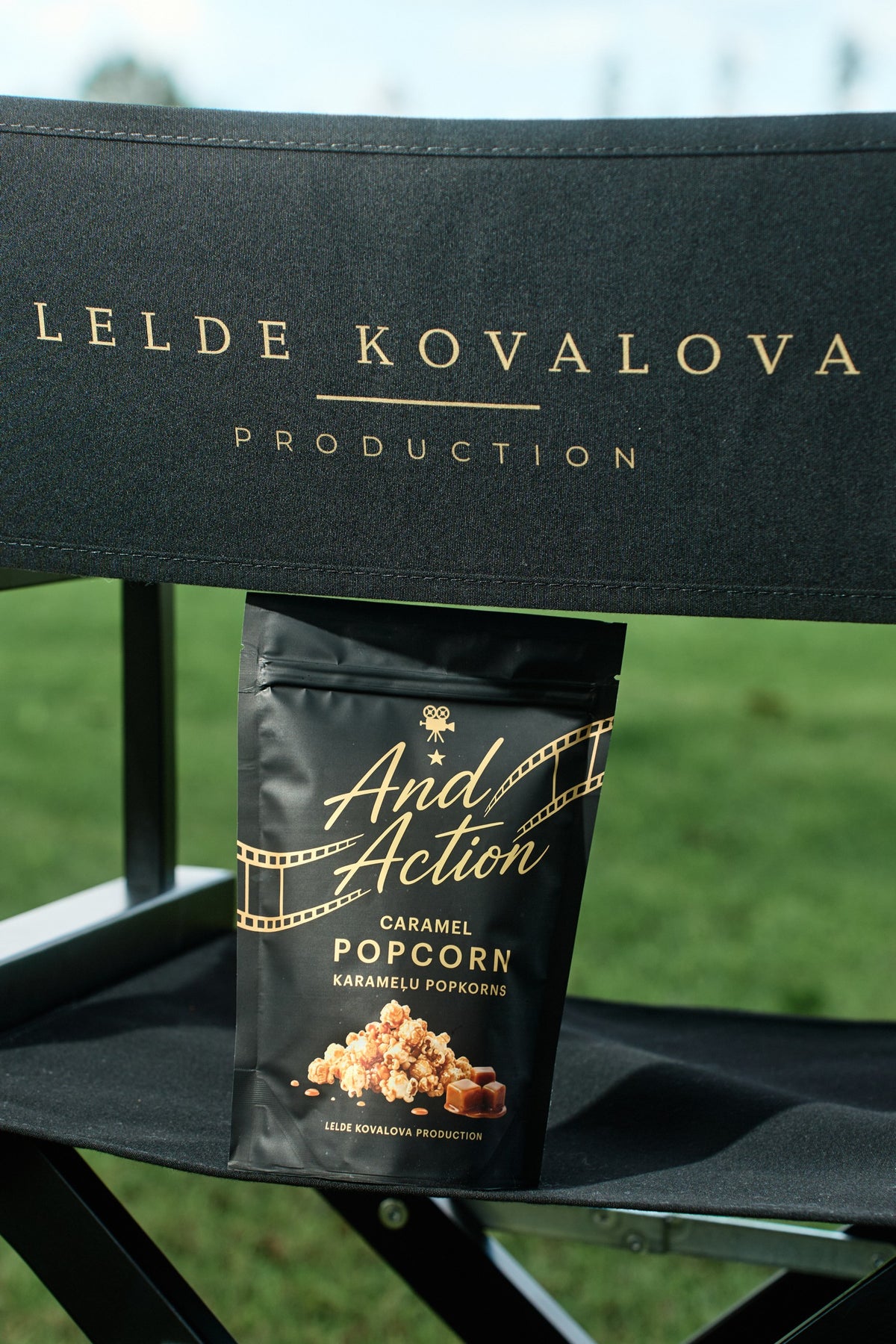 AND ACTION! zīmola karameļu popkorns