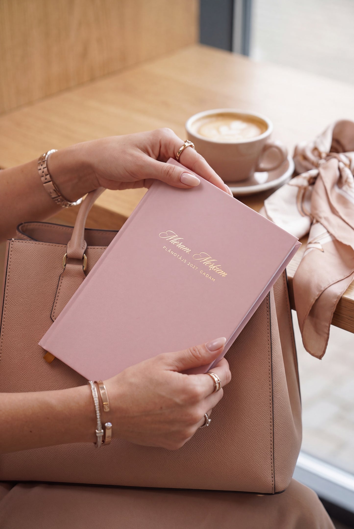 JAUNUMS. PŪDERROZĀ. Zīmola Dream Light Planner 2027 – elegants nedēļas plānotājs